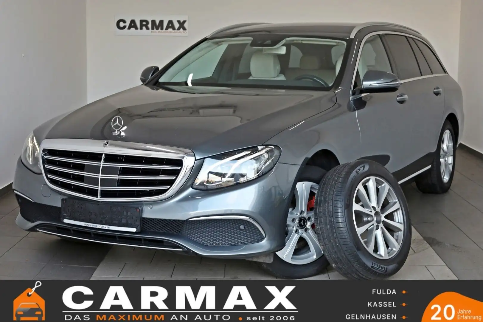 Mercedes-Benz E 220 d 4M T Leder,Navi,LED,ACC,SH,PDC,AHK Šedá - 1