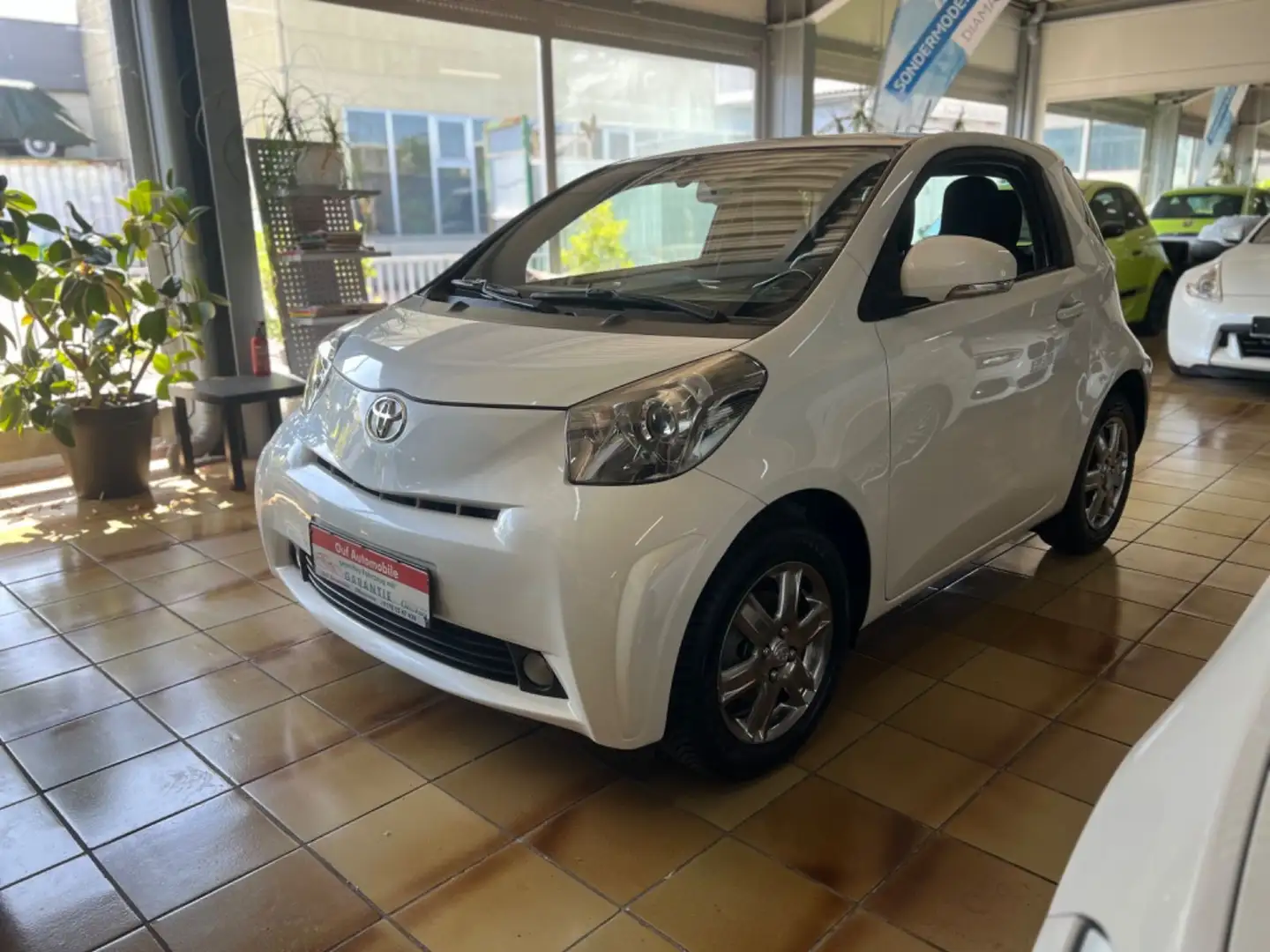 Toyota iQ iQ Basis Garantie 1 Jahr/ Neue Inspektion Weiß - 1
