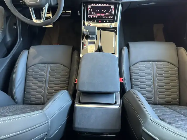 Audi RS Q8 view 9