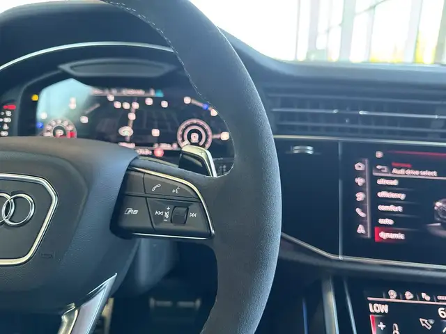 Audi RS Q8 view 14