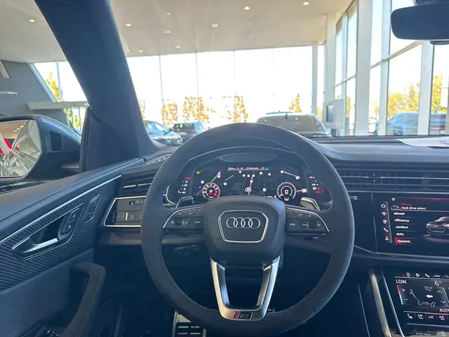 Audi RS Q8 view 11