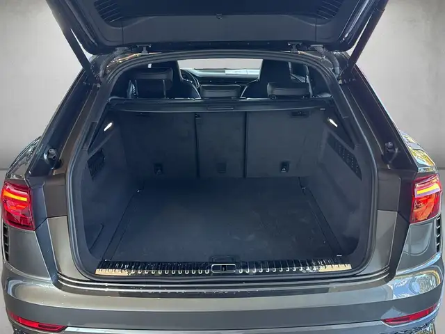 Audi RS Q8 view 5