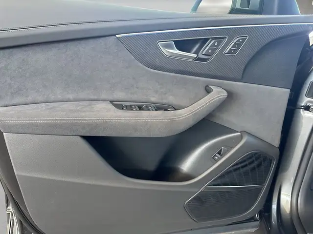 Audi RS Q8 view 6