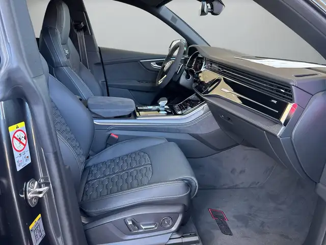 Audi RS Q8 view 13