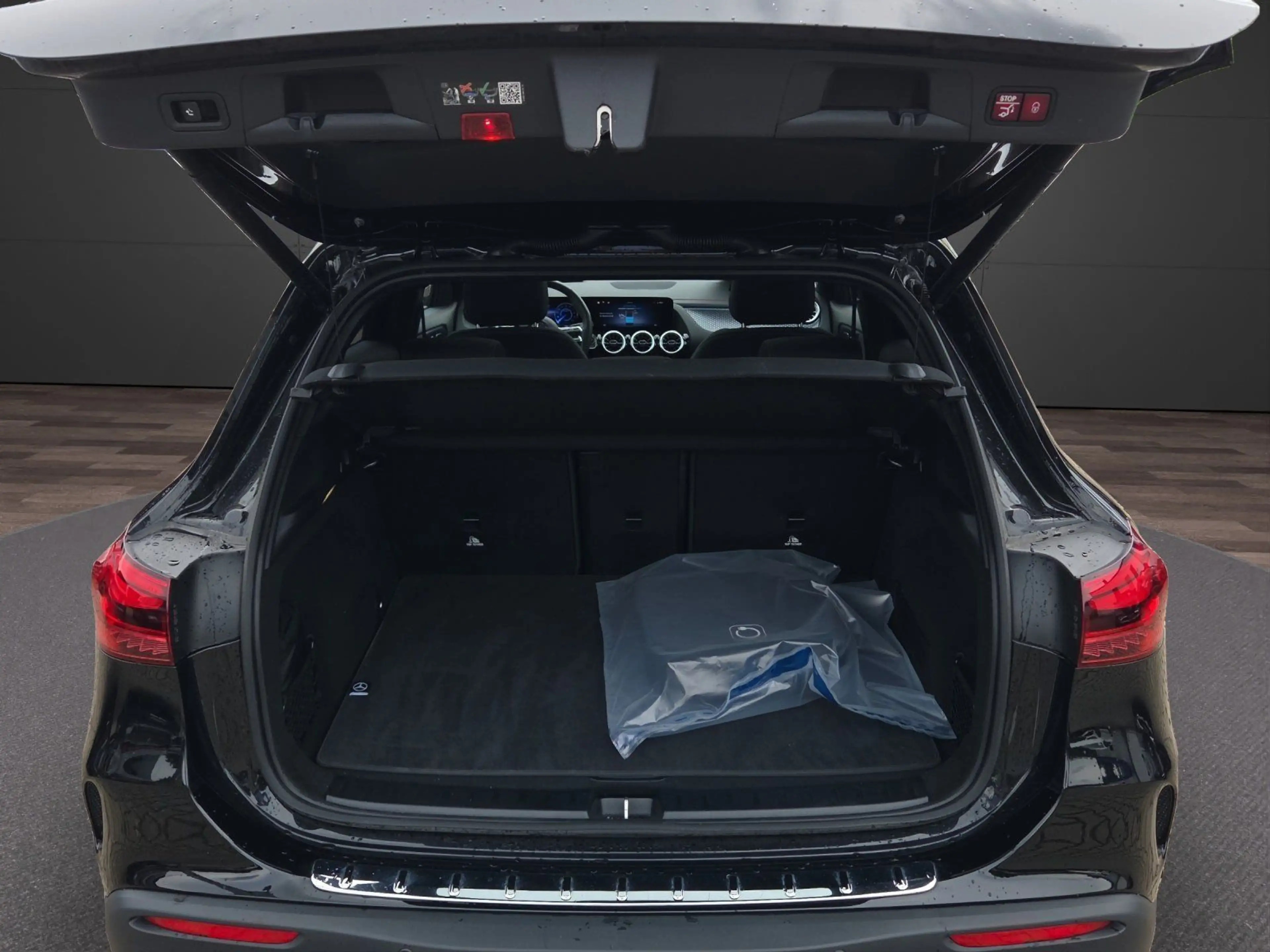 Mercedes-Benz EQA 300 4M AMG PREMIUM+AHK+PANO+FAHRASSI+HUD+360 — photo 11