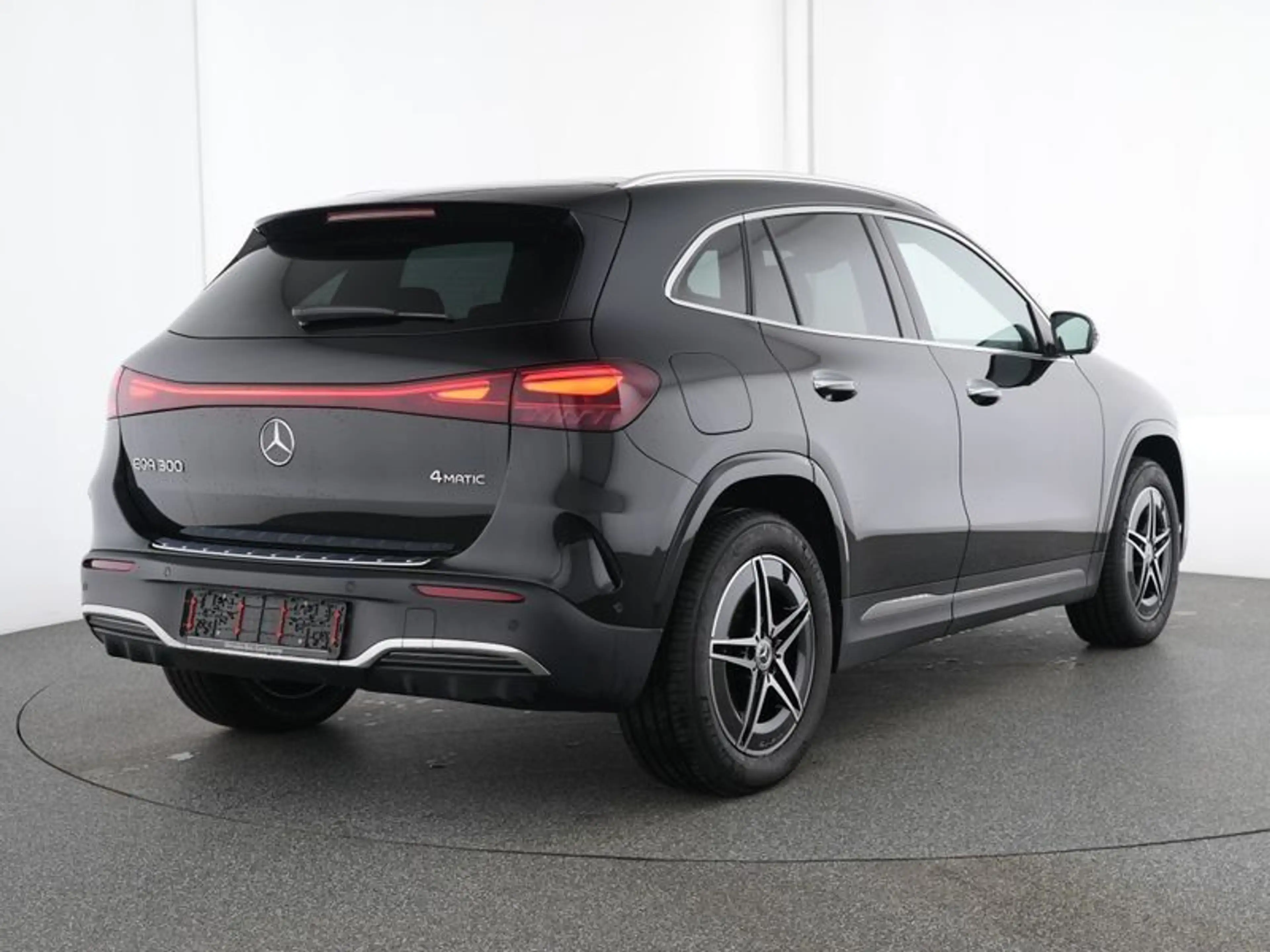 Mercedes-Benz EQA 300 4M AMG PREMIUM+AHK+PANO+FAHRASSI+HUD+360 — photo 14