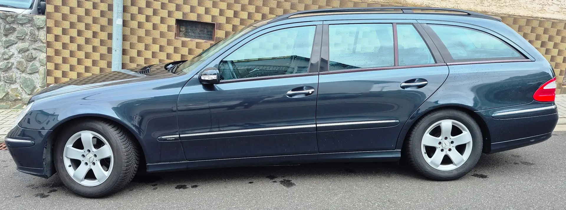 Mercedes-Benz E 200 Avantgarde Leder Xenon PDC Allwetterr. Tüv neu Schwarz - 2