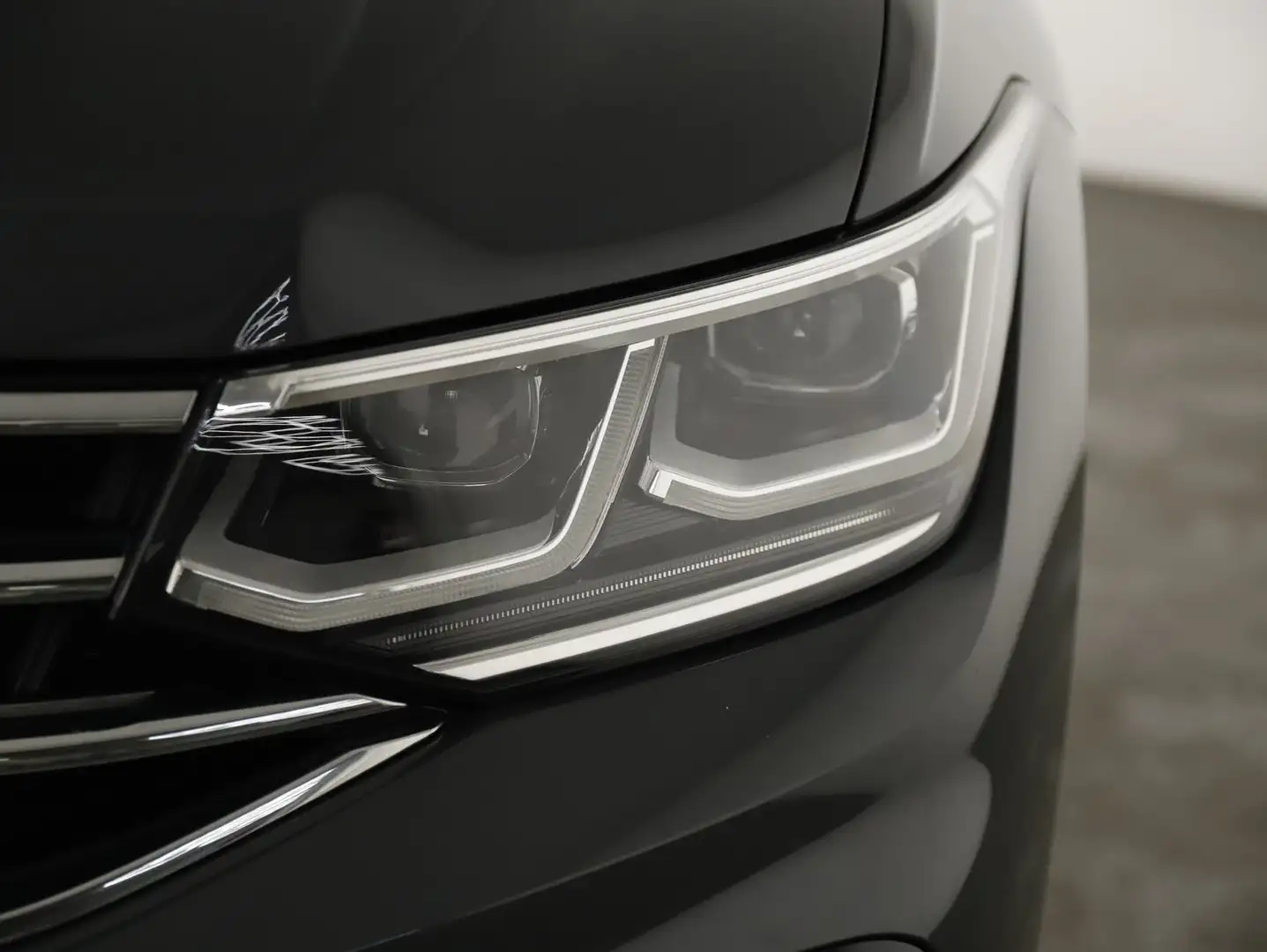 Volkswagen Tiguan Elegance TDI SCR 4MOTION DSG Gris - 2