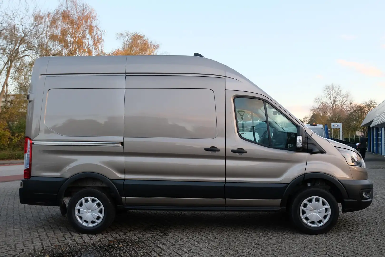 Ford E-Transit 350 L2H3 Trend 68 kWh Direct Leverbaar | SYNC 4 | Zilver - 2