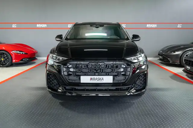 Audi Q8 view 5