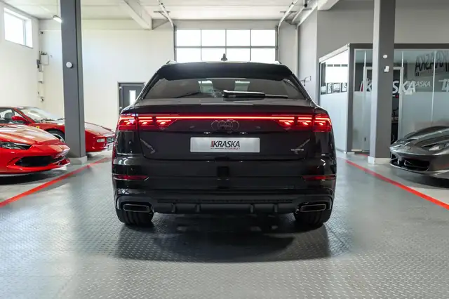 Audi Q8 view 10