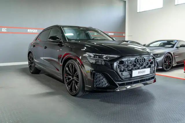 Audi Q8 view 6