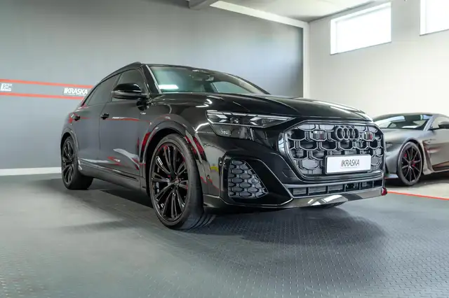 Audi Q8 view 7