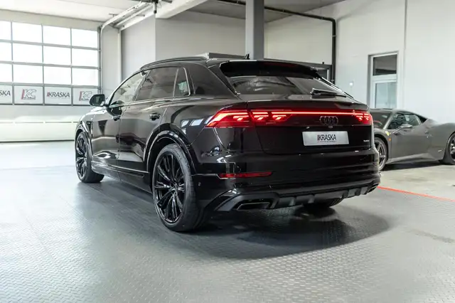 Audi Q8 view 9