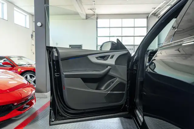 Audi Q8 view 11