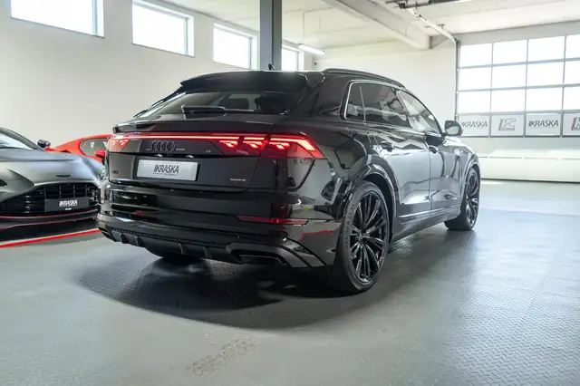 Audi Q8 view 8