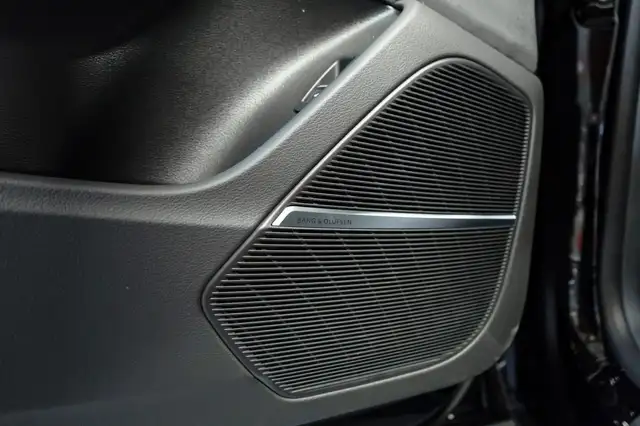 Audi Q8 view 12