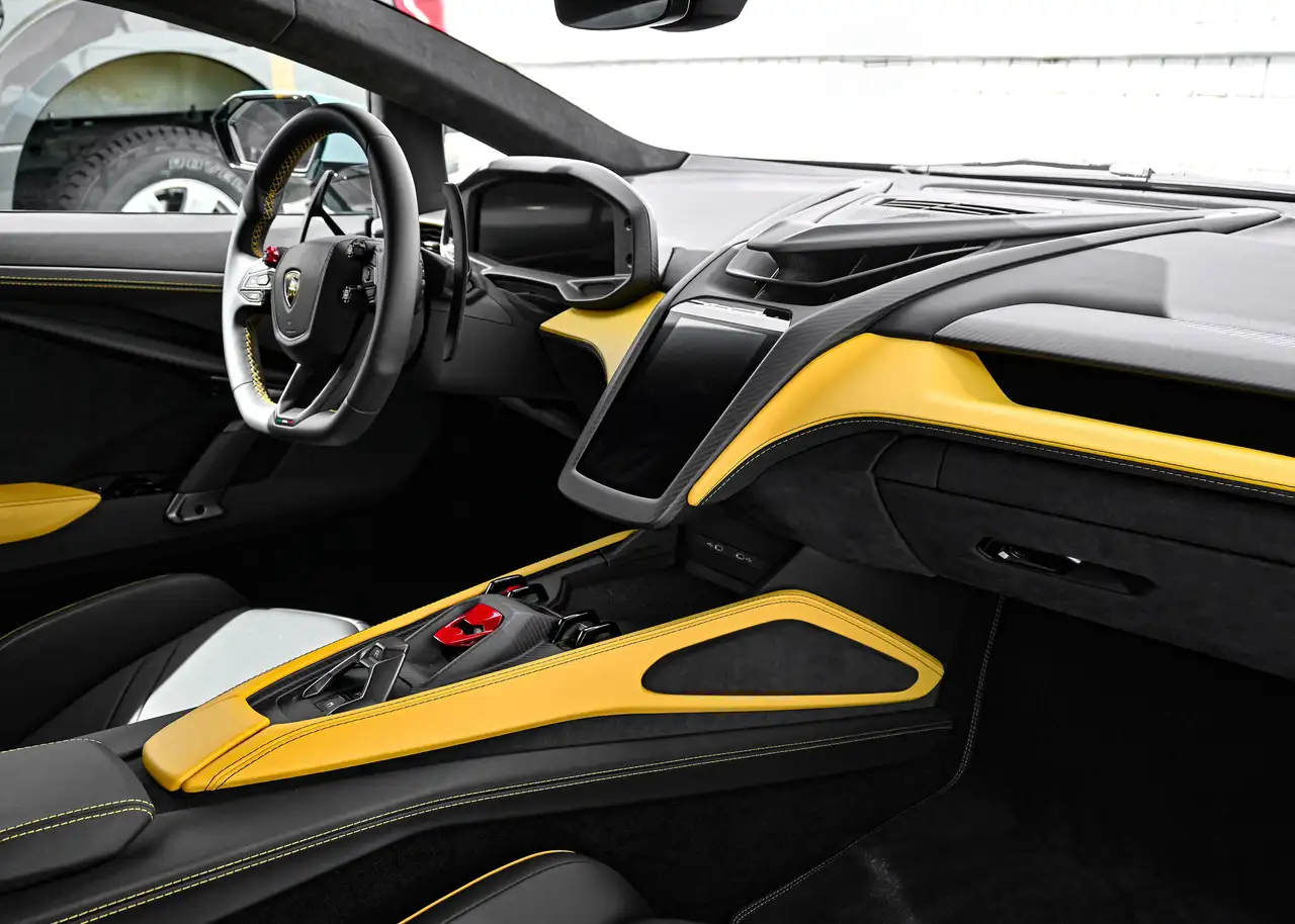 Lamborghini Revuelto снимка Lamborghini Revuelto