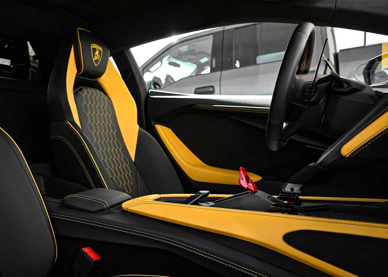 Lamborghini Revuelto снимка Lamborghini Revuelto