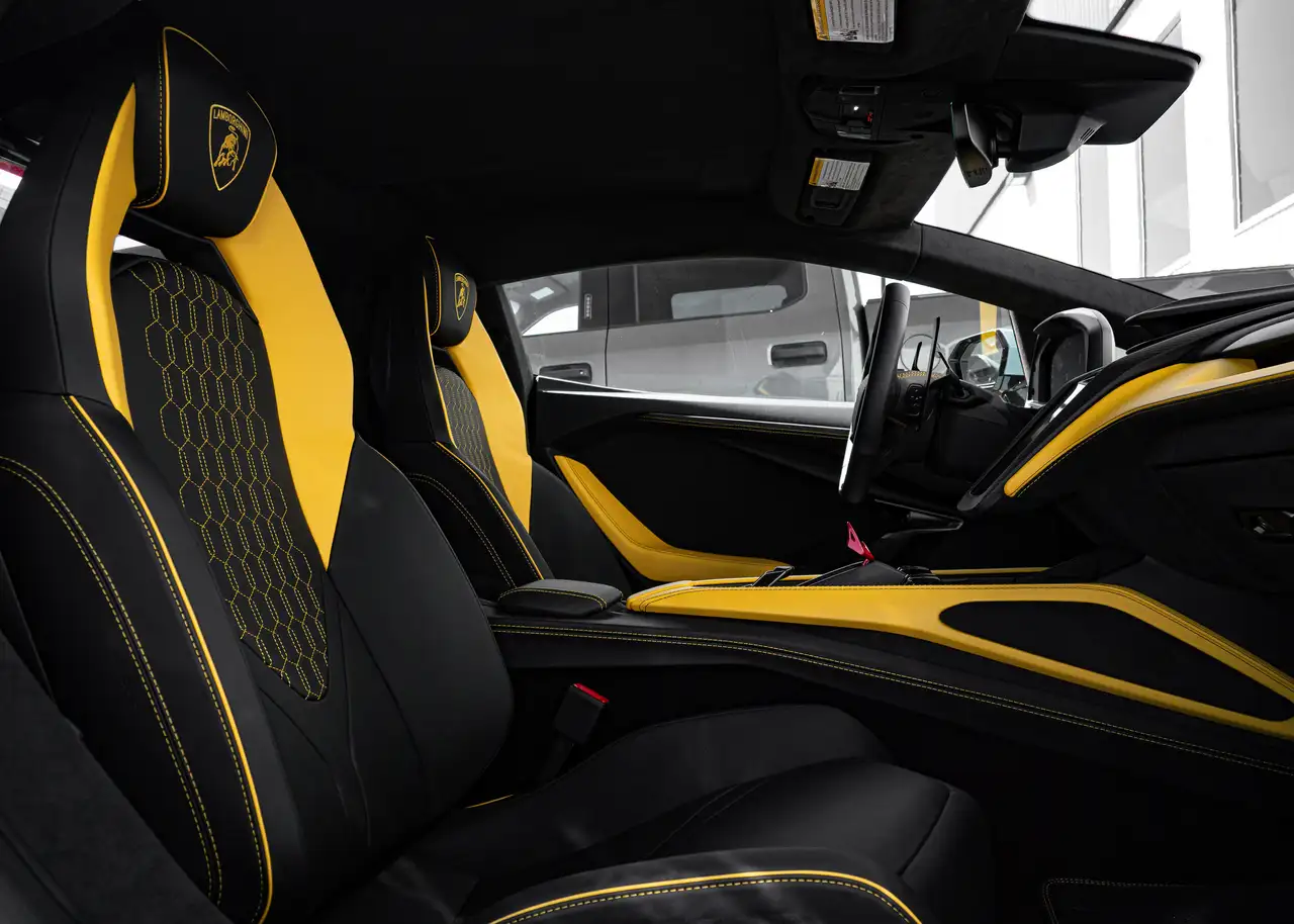 Lamborghini Revuelto снимка Lamborghini Revuelto