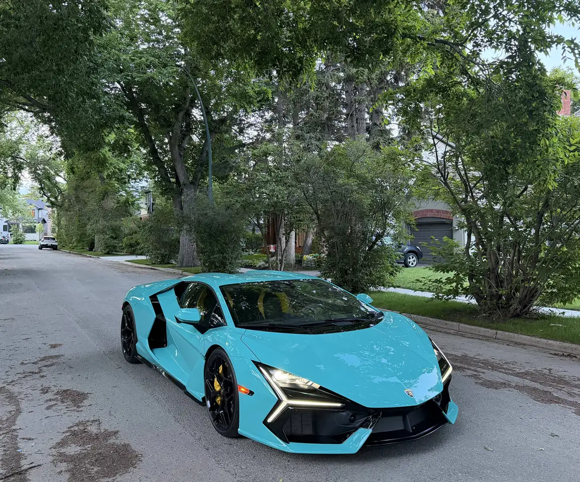 Lamborghini Revuelto снимка Lamborghini Revuelto