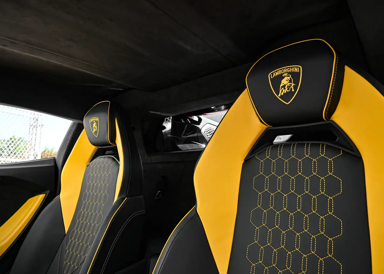 Lamborghini Revuelto снимка Lamborghini Revuelto