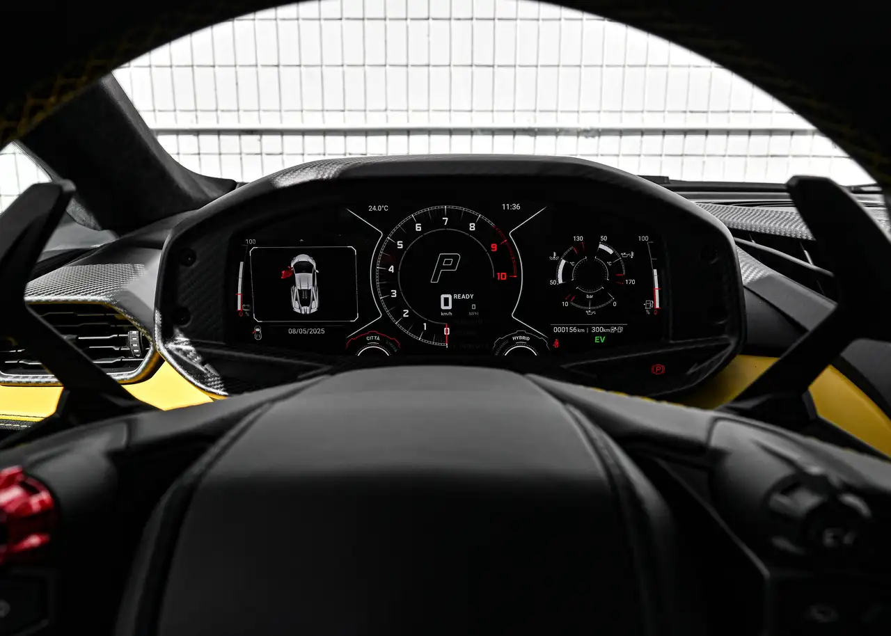 Lamborghini Revuelto снимка Lamborghini Revuelto