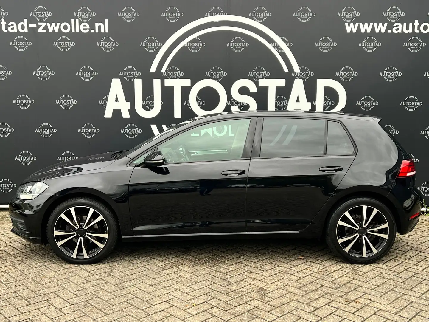 Volkswagen Golf 1.0 TSI Trendline APK / NAP / Navi / Airco / Elck. Zwart - 2