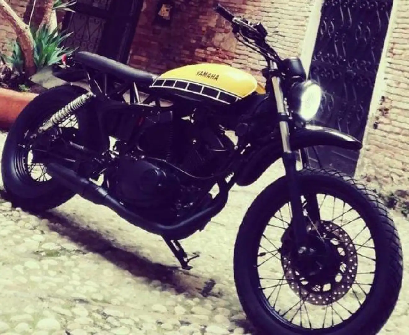Yamaha XV 250 Scrambler su base Virago Amarillo - 1