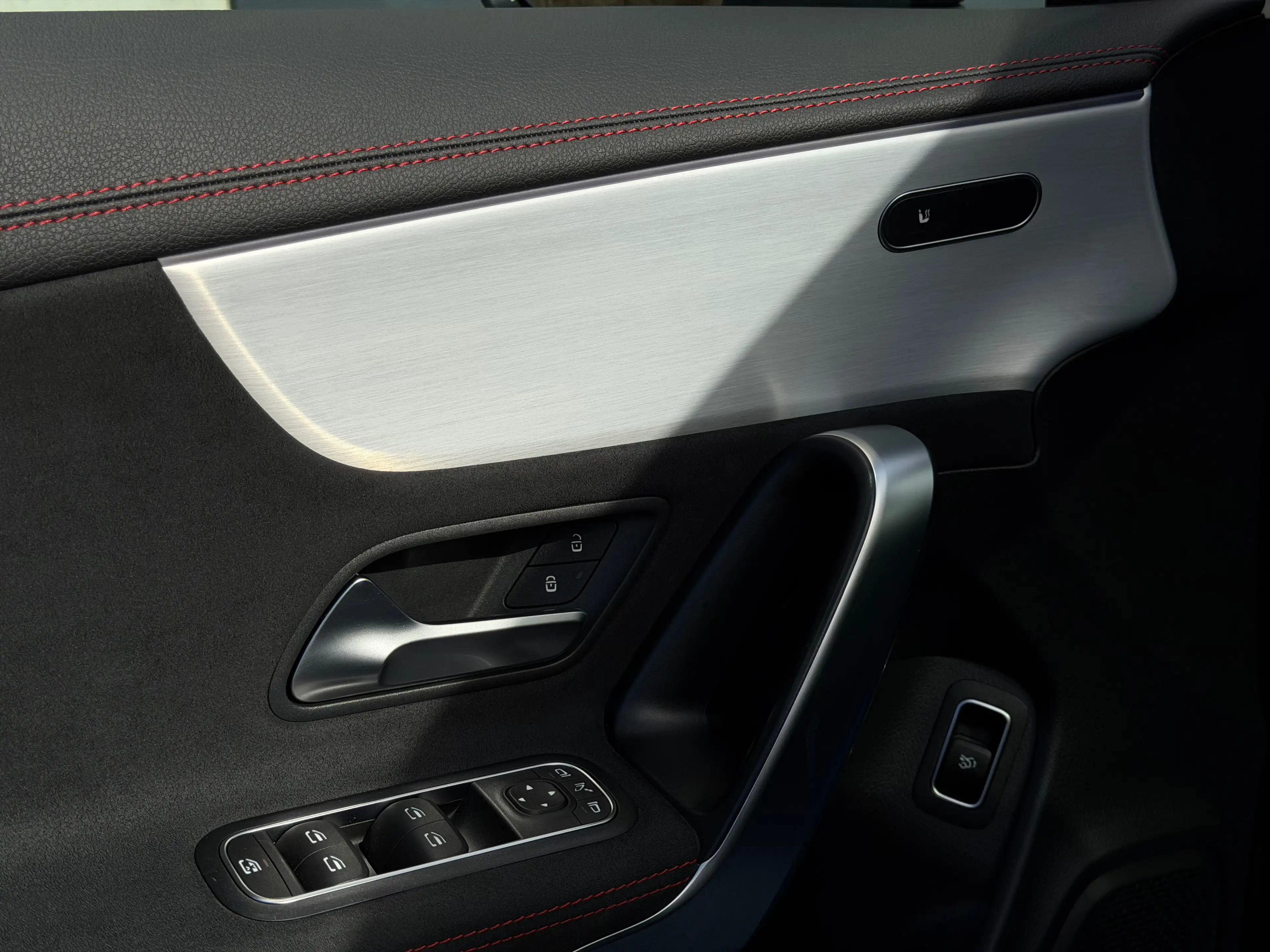 Mercedes-Benz CLA 200 e hybride AMG *Toit Pano/ Caméra/ Apple CarPlay/ LED* Garantie — photo 9