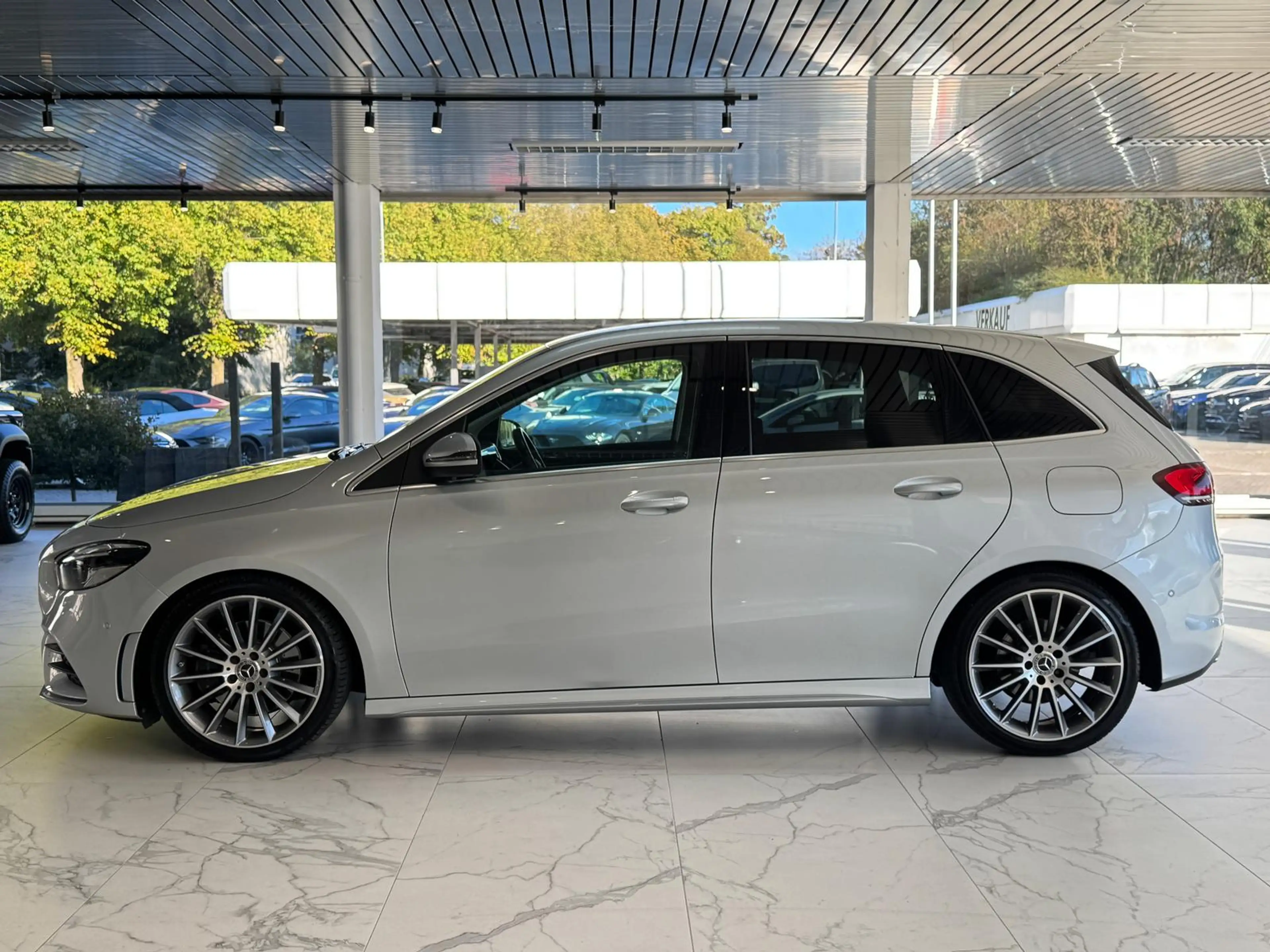 Mercedes-Benz B 220 7G*4MATIC*3x AMG*WIDE*DISTR*KAM*M-BEAM*AHK — photo 3