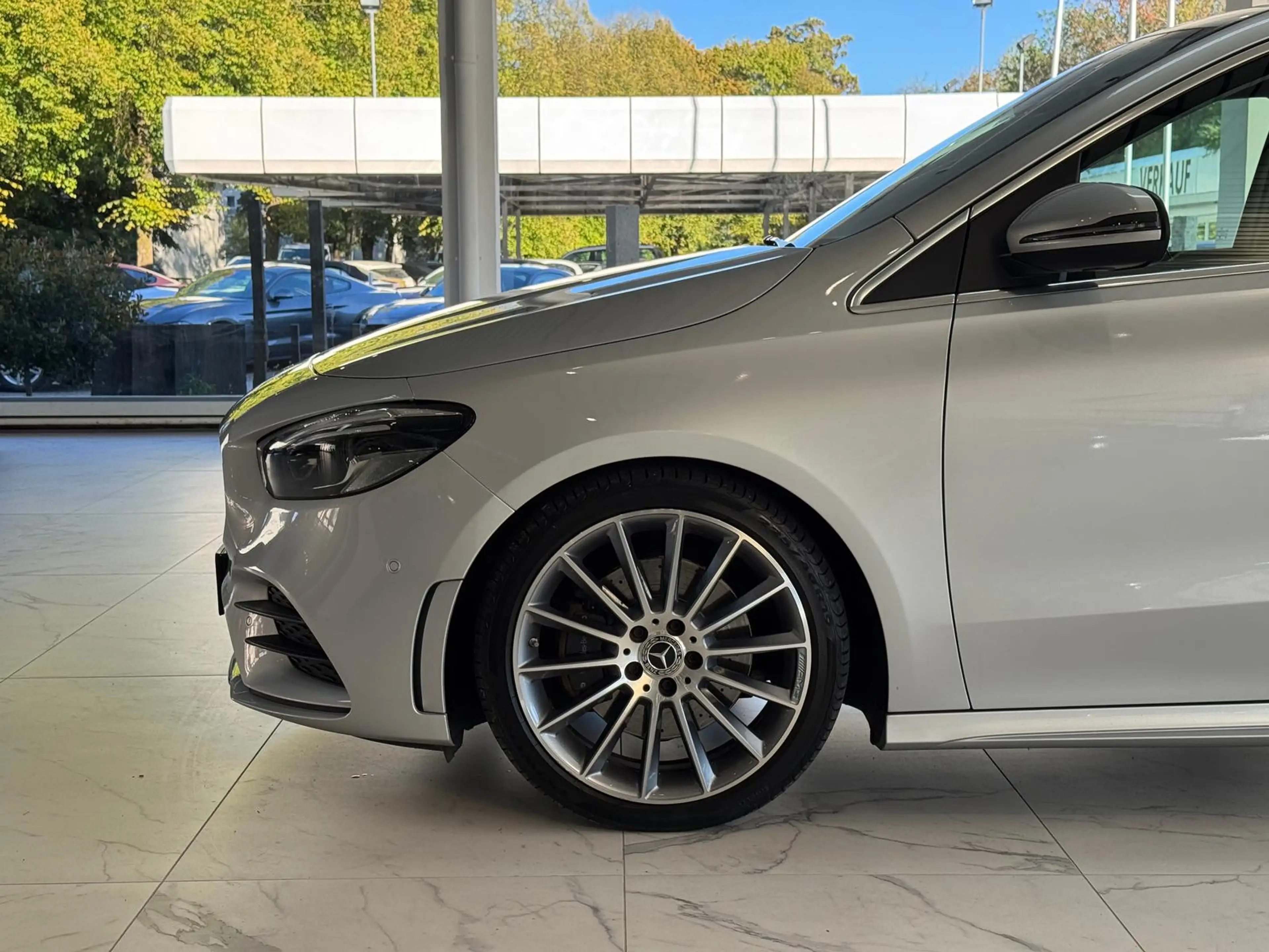 Mercedes-Benz B 220 7G*4MATIC*3x AMG*WIDE*DISTR*KAM*M-BEAM*AHK — photo 4