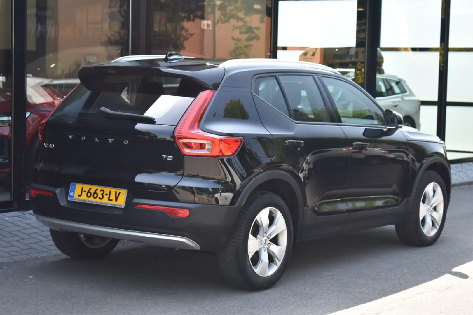 Volvo XC40 T2 129pk Aut. Business Pro | Climate | Driver Assi Zwart - 2