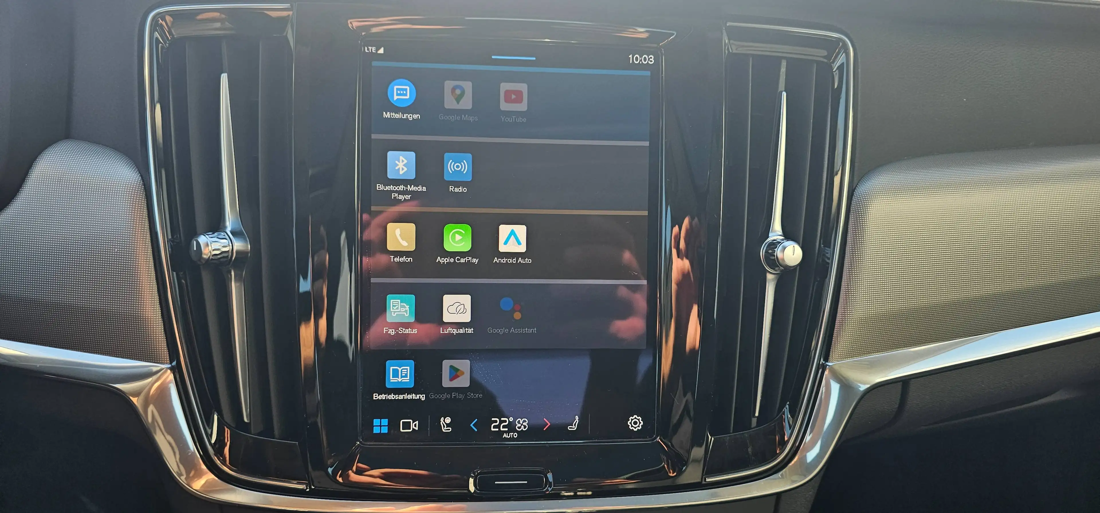 Volvo S90 Ultimate Bright Recharge Plug-In Hybrid AWD — photo 12