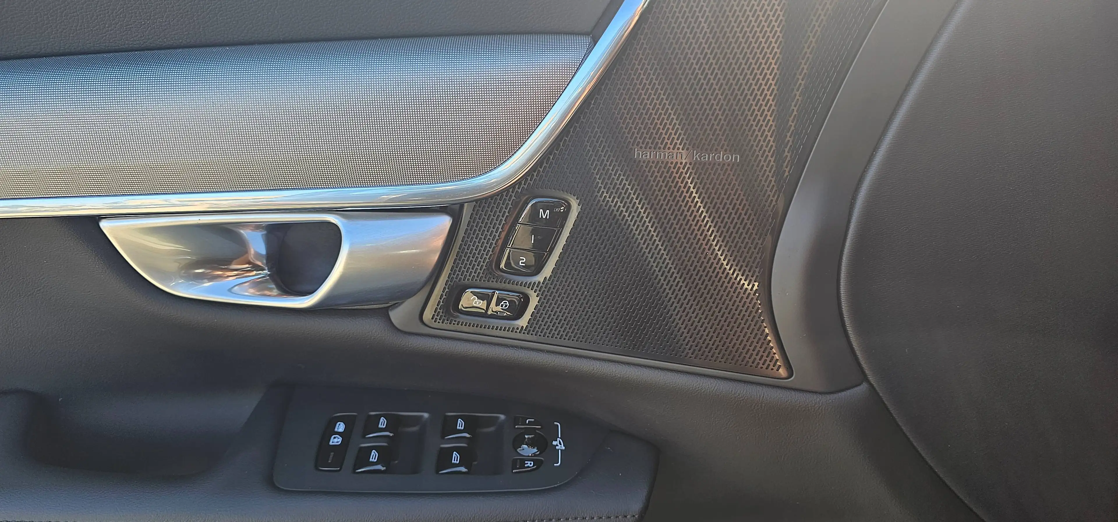 Volvo S90 Ultimate Bright Recharge Plug-In Hybrid AWD — photo 14