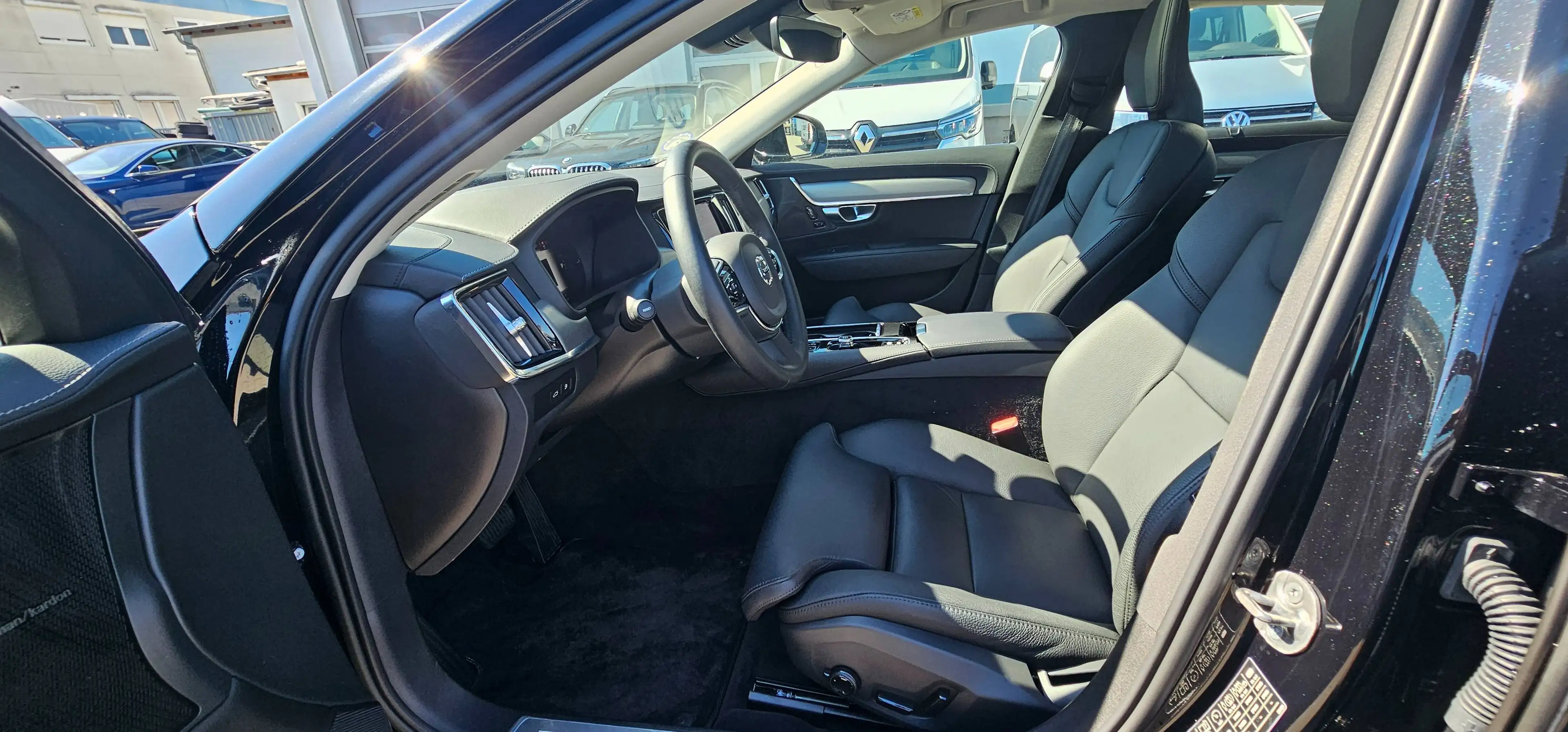 Volvo S90 Ultimate Bright Recharge Plug-In Hybrid AWD — photo 15