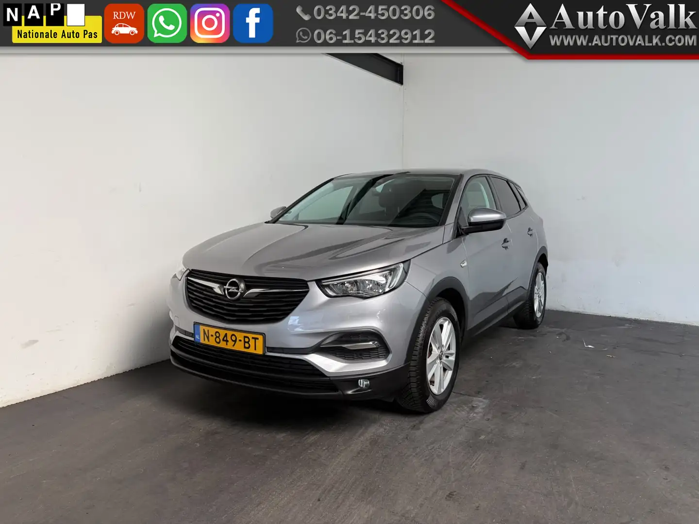 Opel Grandland X 1.2 Turbo Business Executive Grijs - 1