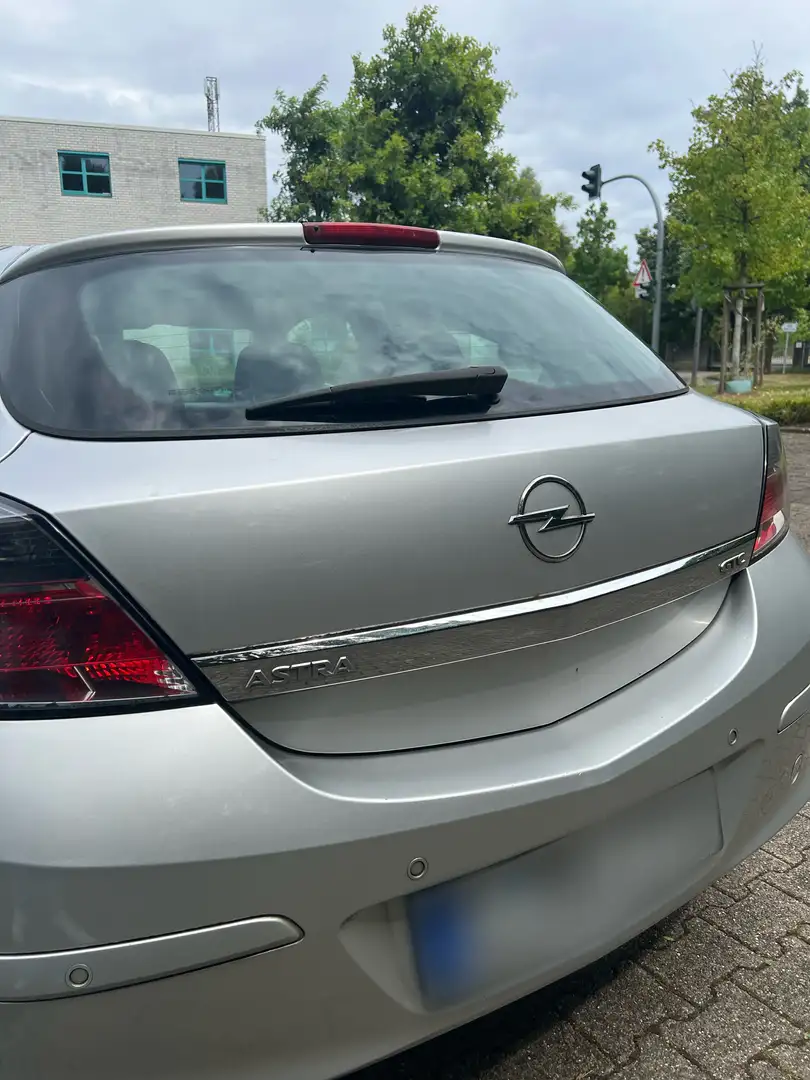 Opel Astra GTC Edition Grau - 2