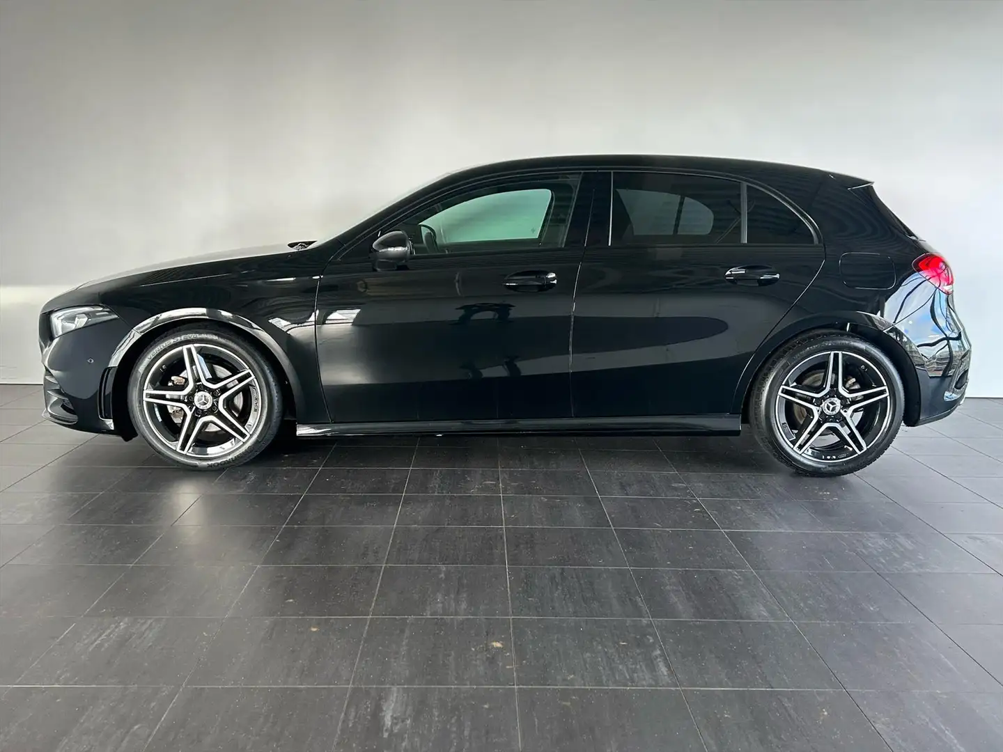 Mercedes-Benz A 180 A d 116pk 7G-DCT Business Solution AMG Zwart - 2