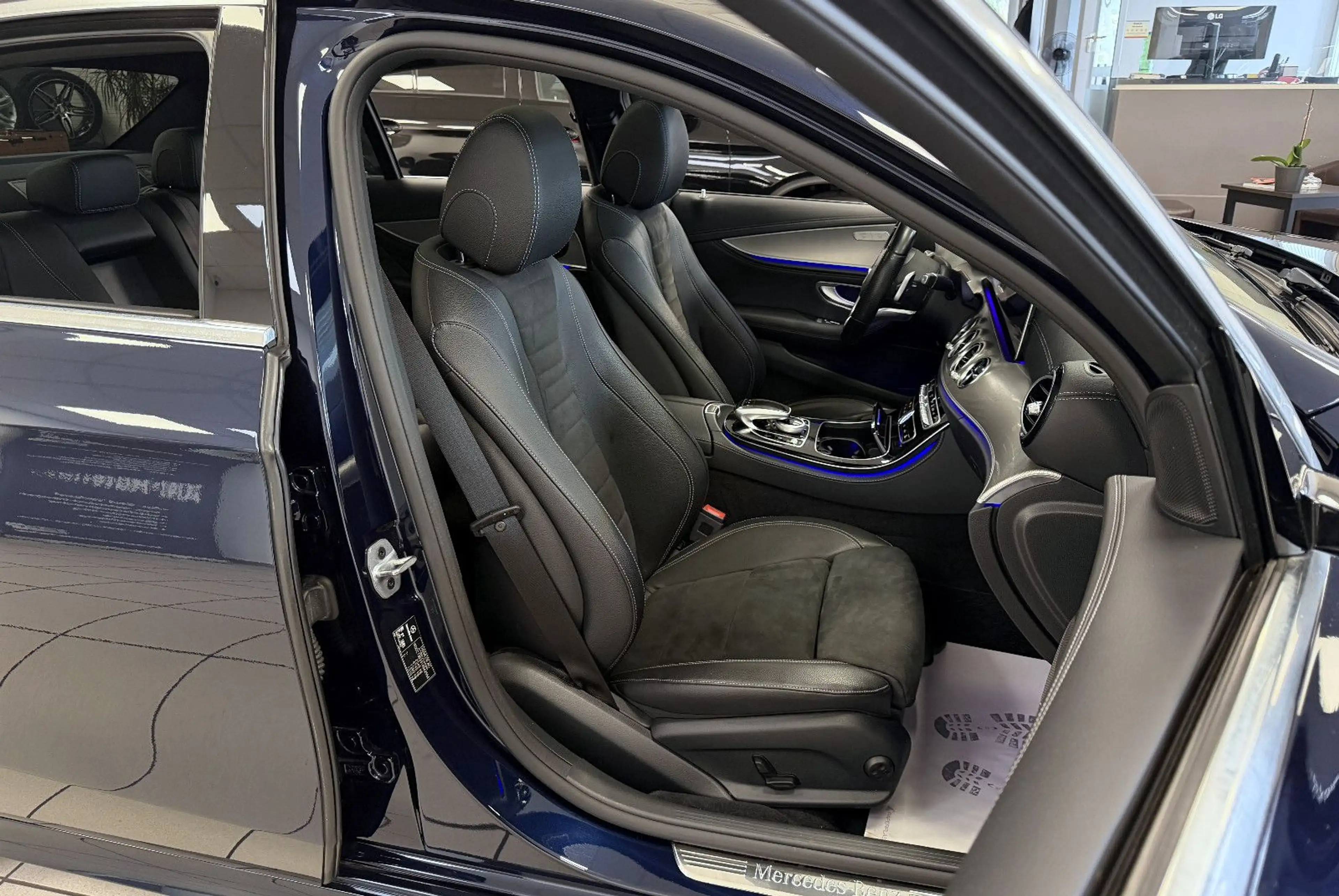 Mercedes-Benz E 400 d 4Matic *AMG*PanoSD*AHK*ACC*360°Kam*20"Z — photo 14