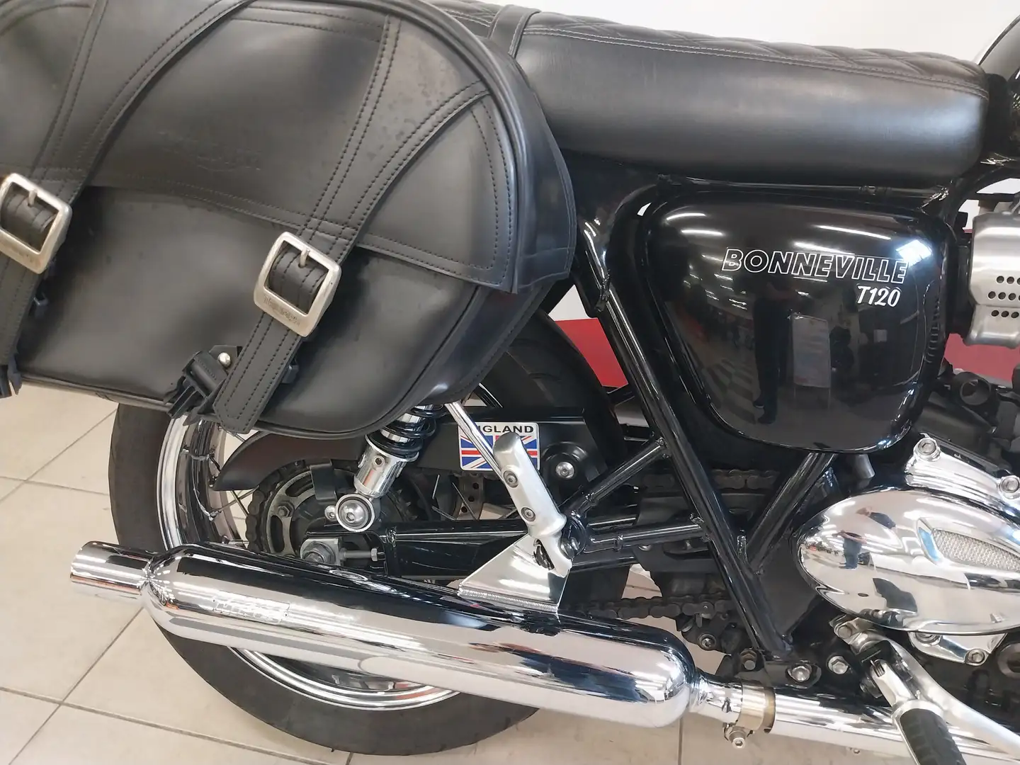 Triumph Bonneville T120 Schwarz - 2