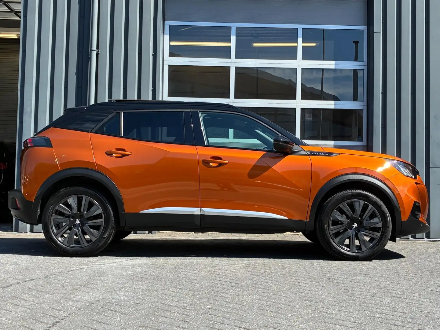 Peugeot 2008 1.2 PureTech GT-Line Virtual Cockpit, Panoramadak, Oranje - 2