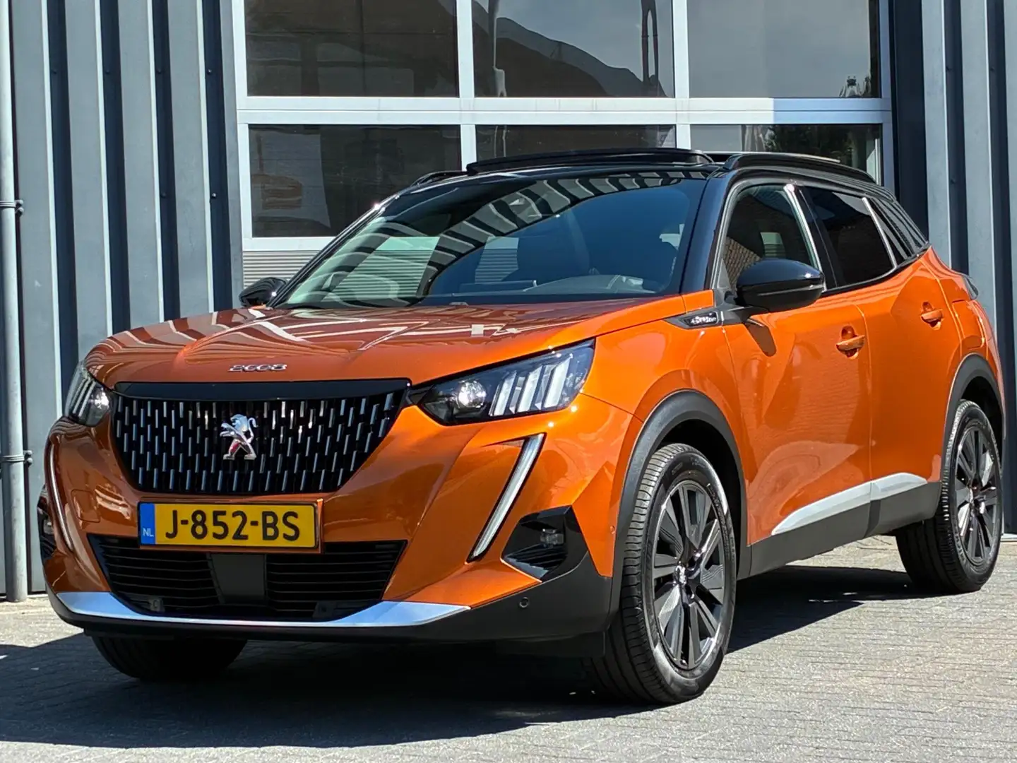 Peugeot 2008 1.2 PureTech GT-Line Virtual Cockpit, Panoramadak, Oranje - 1