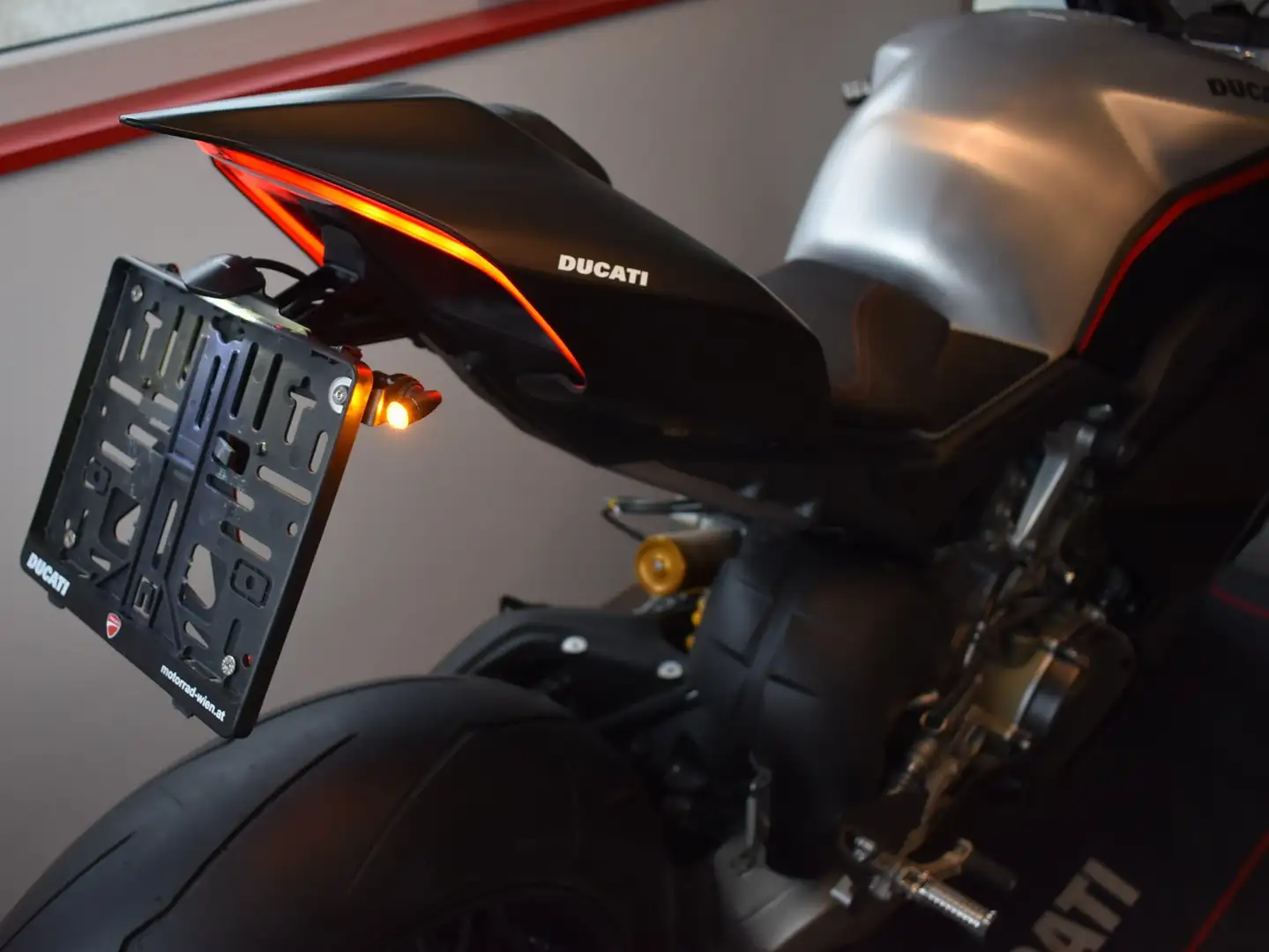 Ducati Panigale V4 SP AKRAPOVIC Negru - 2