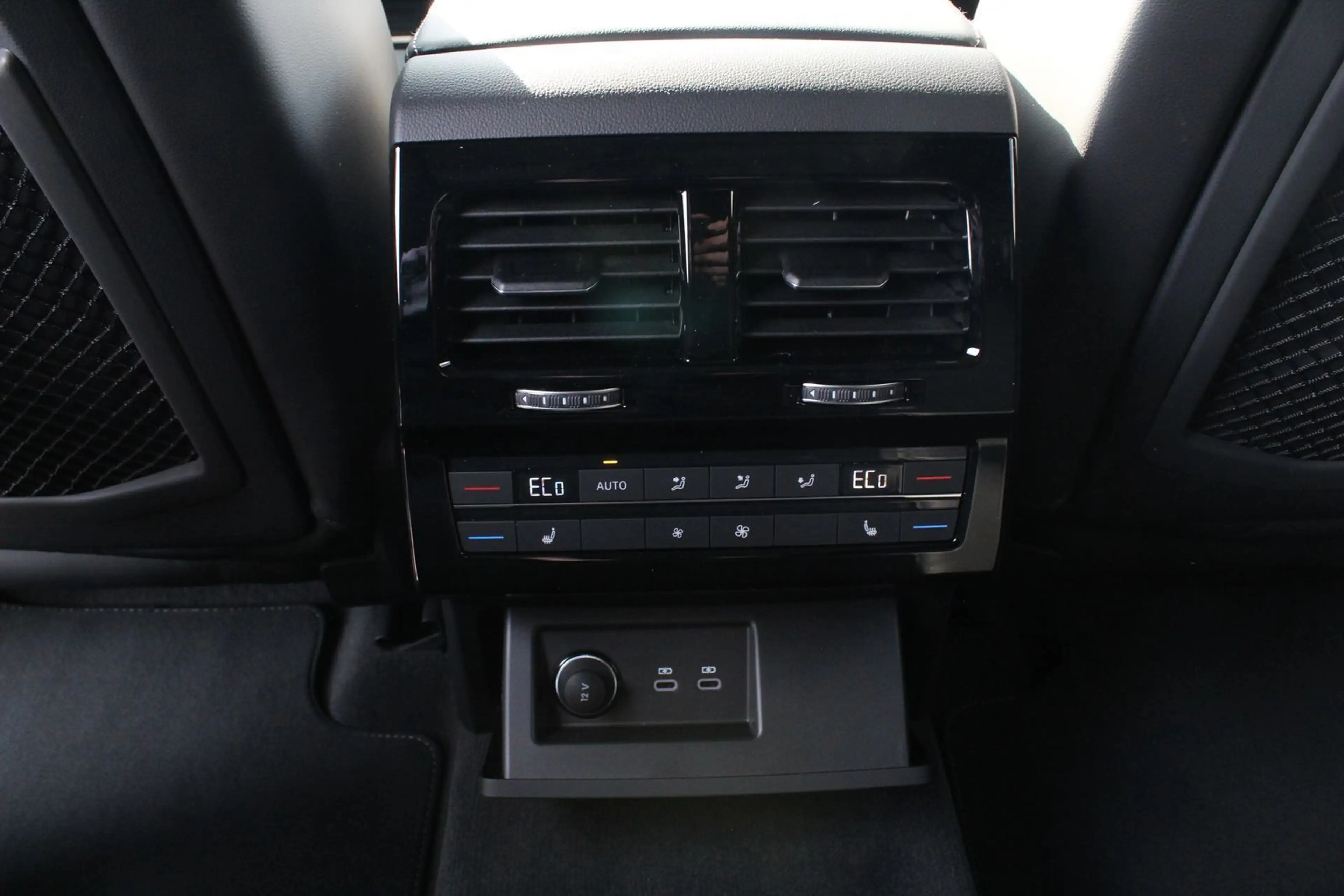 Volkswagen Touareg R-Line Final Edition Pano+SHZ+CarPlay... — photo 8