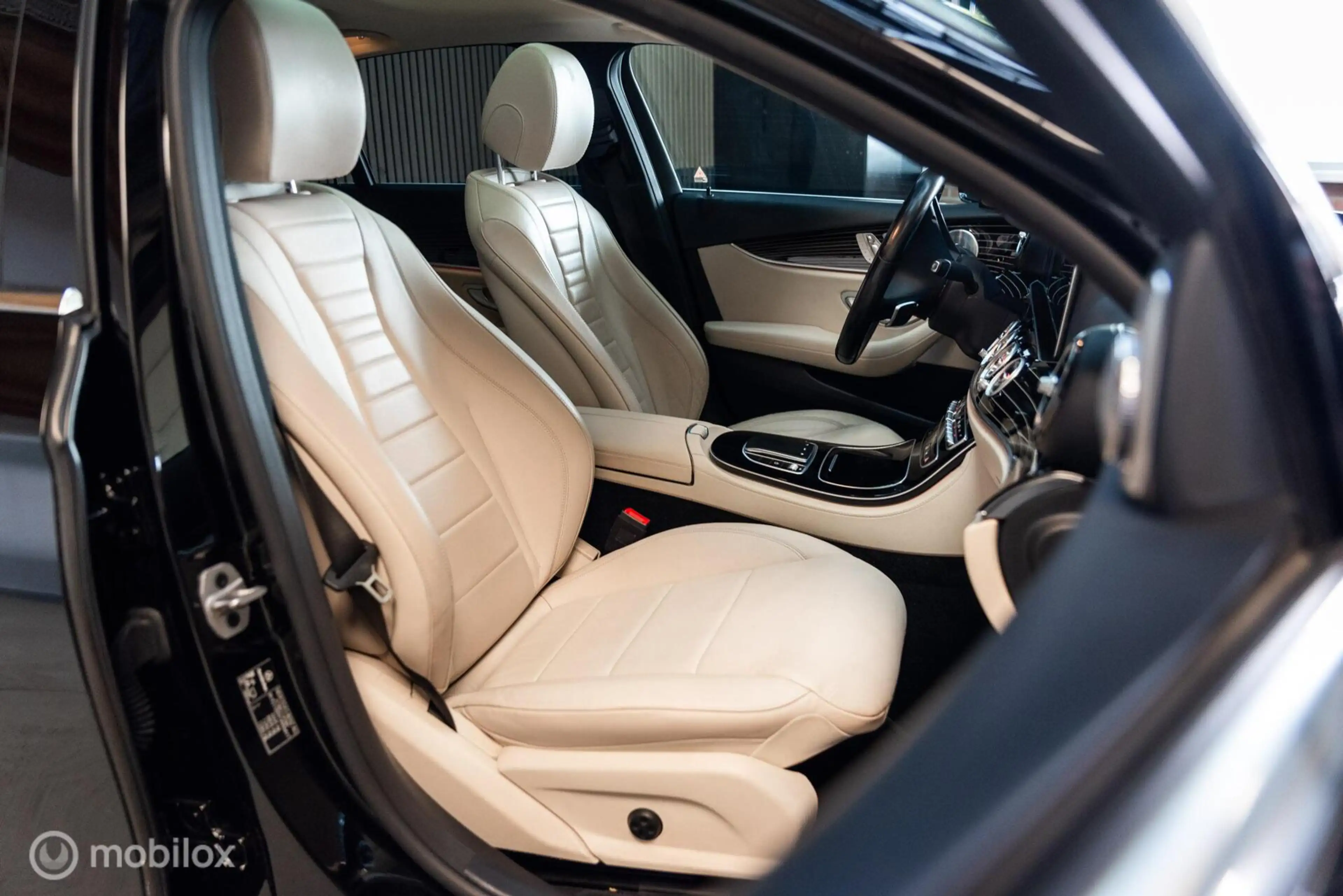 Mercedes-Benz E 450 4MATIC Avantgarde, Pano, Keyless, Leer — photo 34