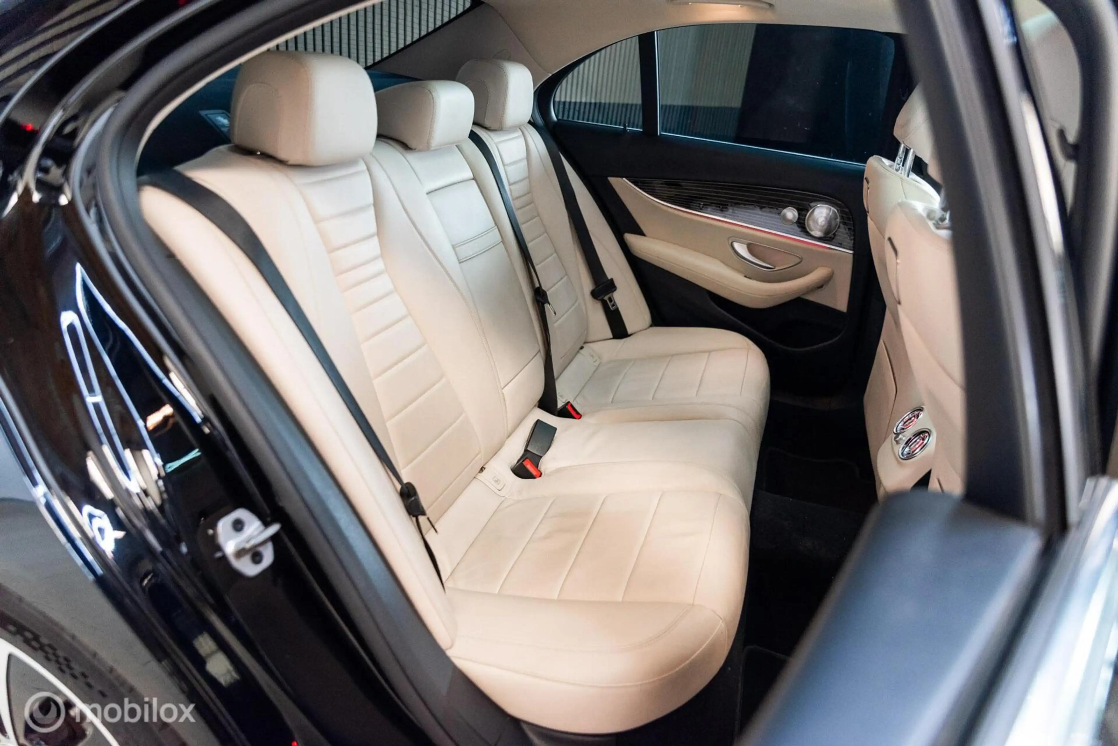 Mercedes-Benz E 450 4MATIC Avantgarde, Pano, Keyless, Leer — photo 33
