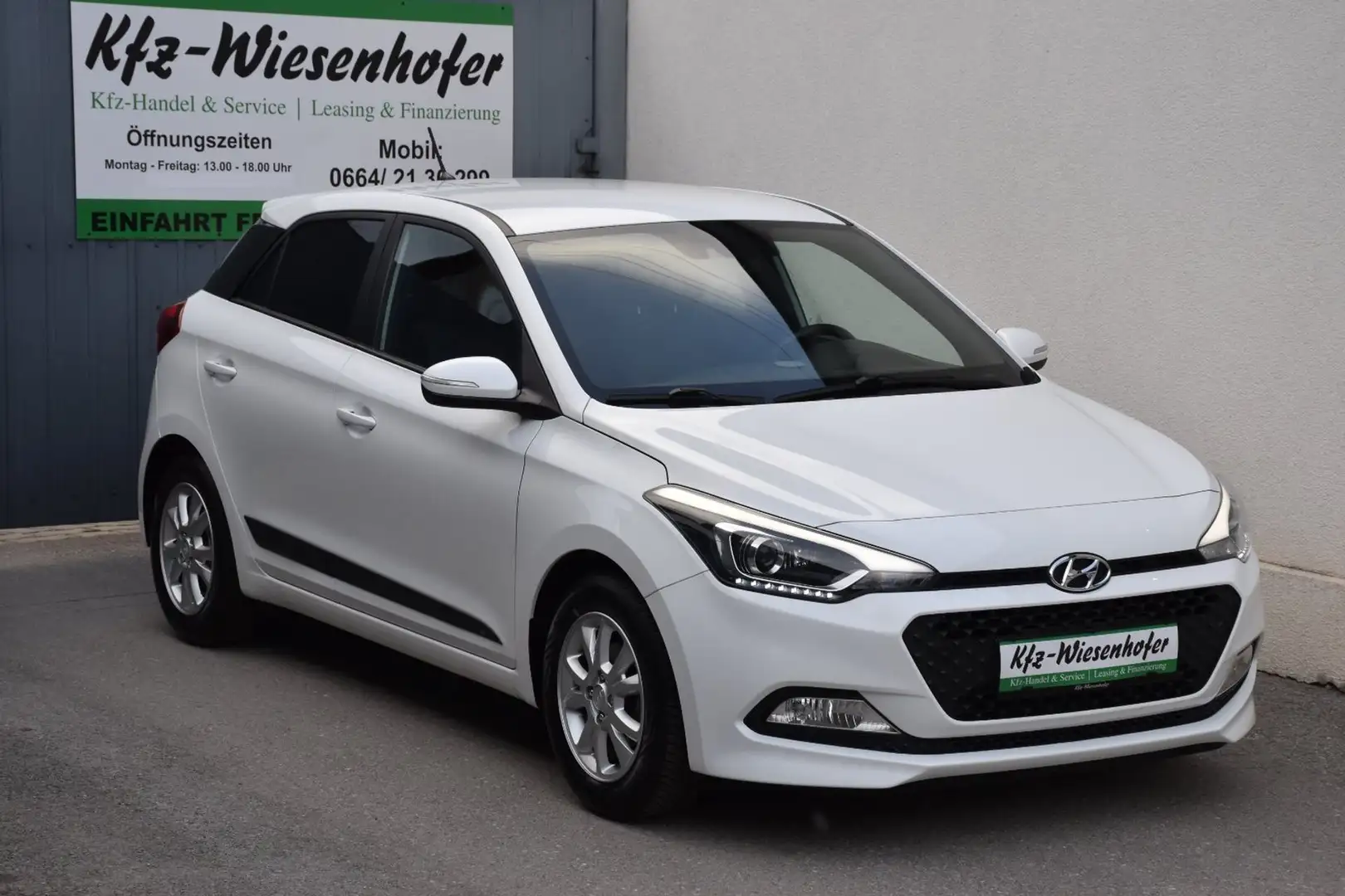 Hyundai i20 1.2 Go / Service + Pickerl NEU / Anhängerkupplung Weiß - 1