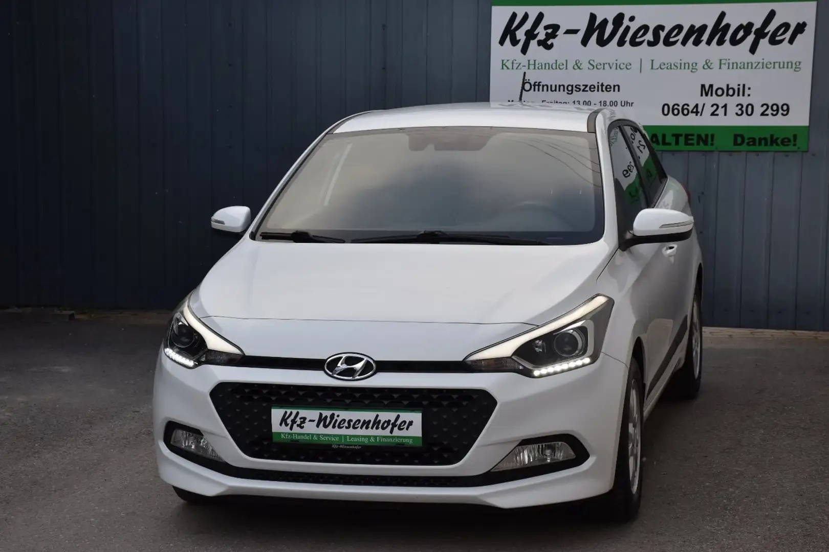 Hyundai i20 1.2 Go / Service + Pickerl NEU / Anhängerkupplung Weiß - 2