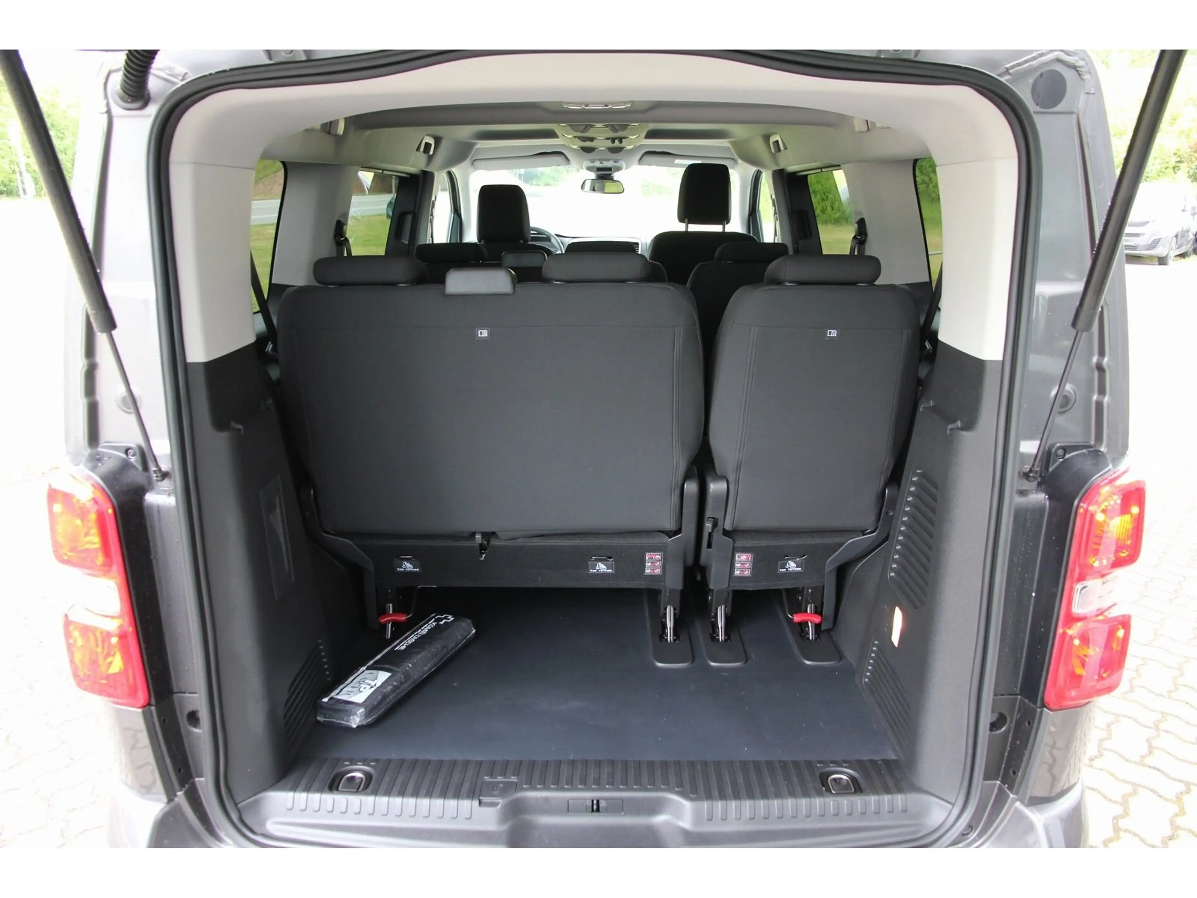 Peugeot Traveller Busin. HDi 145 Aut. L2 SHZ Kamera 8-Si — photo 6